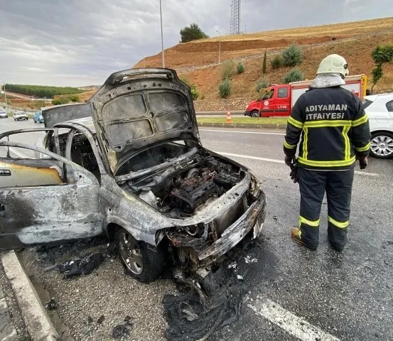Otoyolda korku dolu anlar! Otomobil bir anda alev topuna döndü - 1