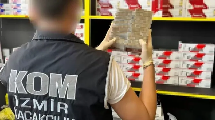 izmirde-kacakci-operasyonu-15-milyonluk-kacak-urunler-ele-gecirildi-1722262374461.jpg