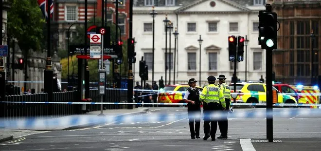 İngiltere’de parlamento binasının bariyerlerine araç çarptı