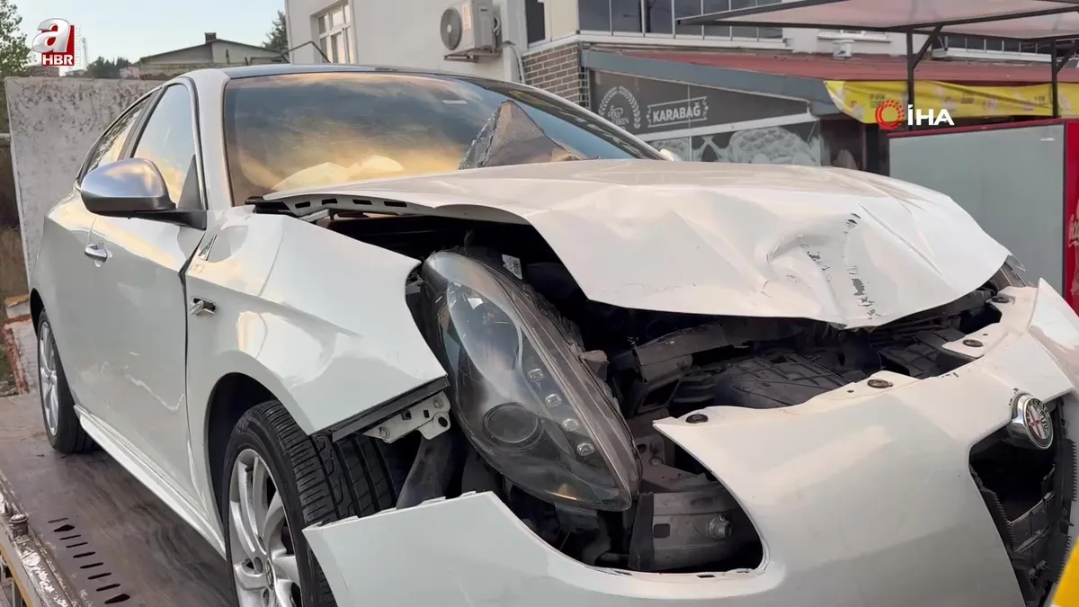 Kavşakta iki otomobil çarpıştı: 2 yaralı