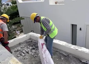 Yılmaz Özdil'in ofis diye alıp yazlık eve çevirdiği villanın yıkımı devam ediyor