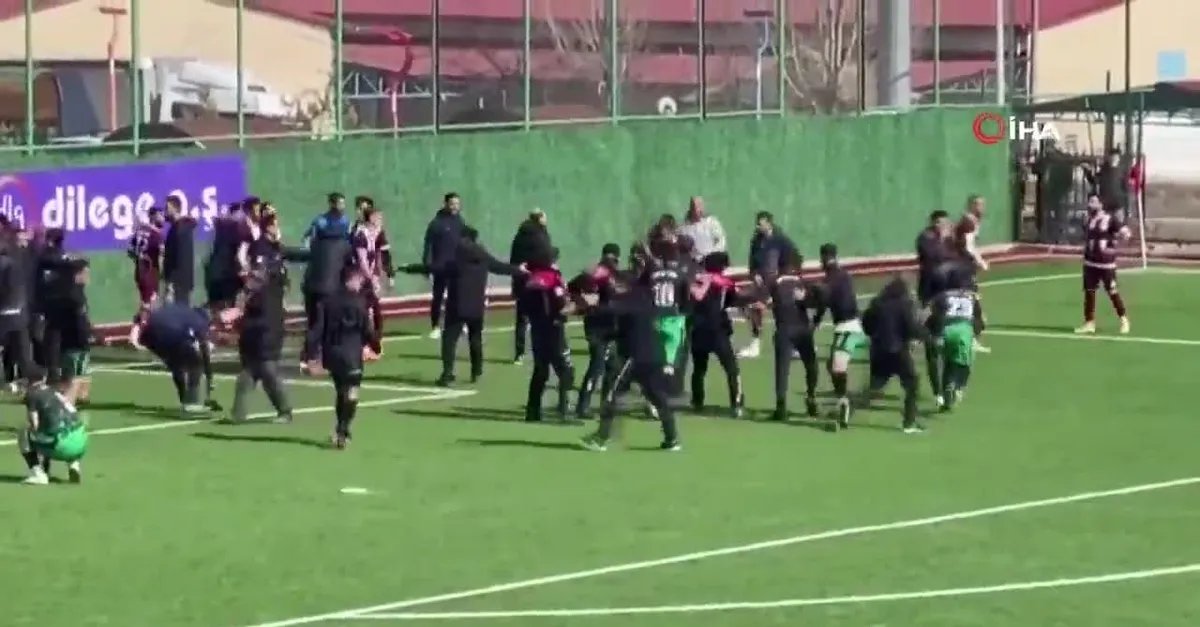 Elazığ'da saha karıştı! 18 kırmızı kartın çıktığı karşılamada tekme ve yumruklar havada uçuştu