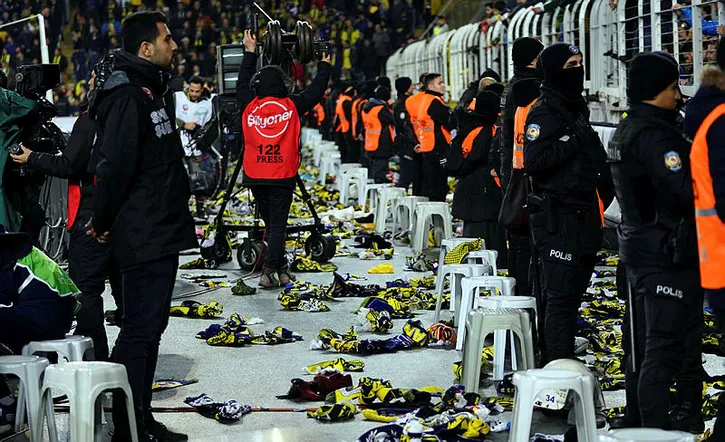 fenerbahceli-taraftarlardan-elaziga-destek-1579980106178.jpg Fenerbahçeli taraftarlardan Elazığ’a destek - 1