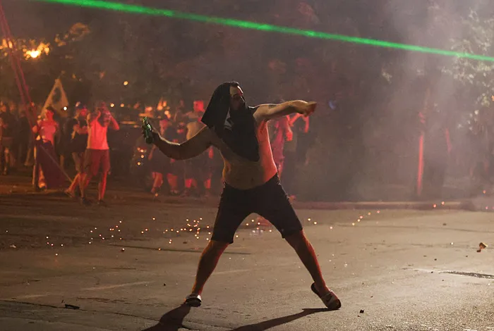 sirbistanda-sokaklar-yangin-yeri-protestolar-5-gununde-vucic-istifa-edecek-mi-1755426319208.jpg Valjevo, Sırbistan (REUTERS)