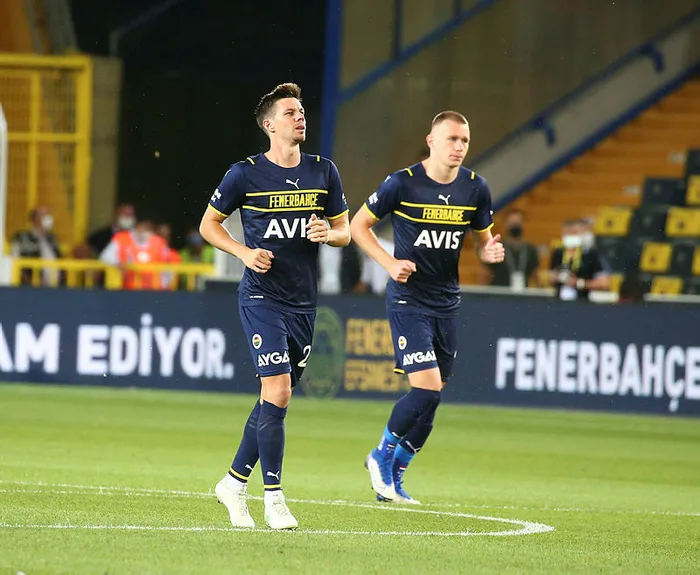 Fenerbahçe’de 2 futbolcu sakatlanarak oyuna devam edemedi