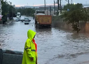 Başkent Ankara yine sular altında! Araçlar yolda kaldı: Sokaklar göle döndü  |  A Haber bölgede