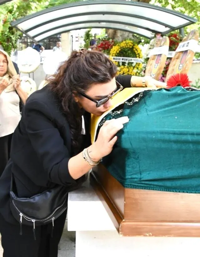 Enis Fosforoğlu’nun cenazesinde fotoğraf çektiren Selen Görgüzel eleştirilere ateş püskürdü