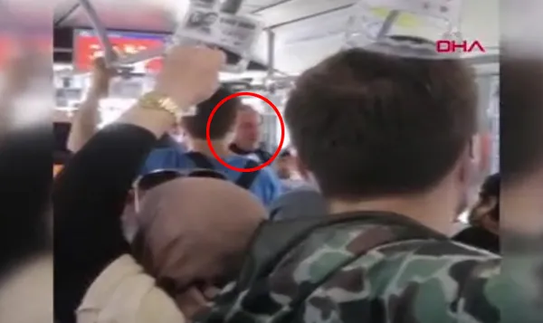 metrobuste-kadin-yolcuya-dehsete-dusuren-sozlu-taciz-senin-gibi-esim-olsa-kafasini-koparirim-1650870073935.jpg Metrobüste kadın yolcuya dehşete düşüren sözlü taciz: Senin gibi eşim olsa kafasını koparırım - 2