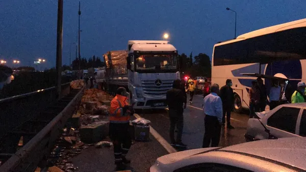 1622430830181.jpg Son dakika: TEM'de zincirleme kaza! İstanbul istikameti trafiğe kapandı - 1