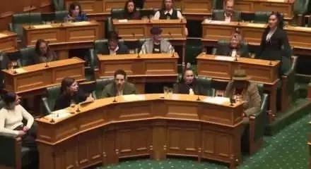 Yeni Zelanda parlamentosunda ilginç anlar! Vekillerden tartışmalı yasa tasarısına danslı protesto