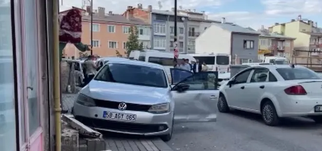Sivas'ta deprem gibi kaza! Otomobil apartmana çarptı