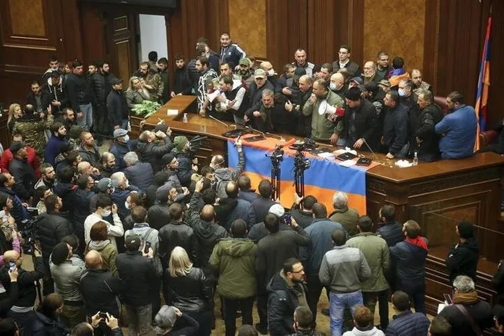 Azerbaycan ordusu diz çöktürdü! Ermenistan'da ortalık savaş alanı gibi! Meclis Başkanını linç ettiler