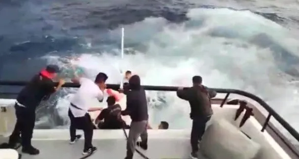 Kaçak göçmenlerin botları su aldı! Can pazarı kameralara yansıdı