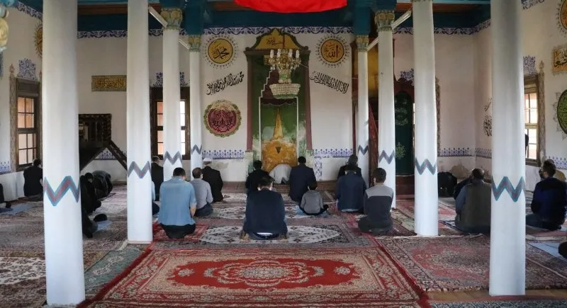 asirlara meydan okuyan camide cuma