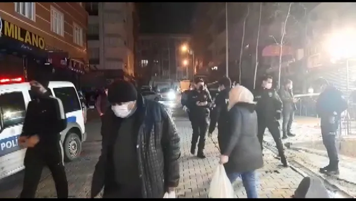 Son dakika: İstanbul Esenyurt’ta döner bıçaklı kavga! Sokak savaş alanına döndü - 4