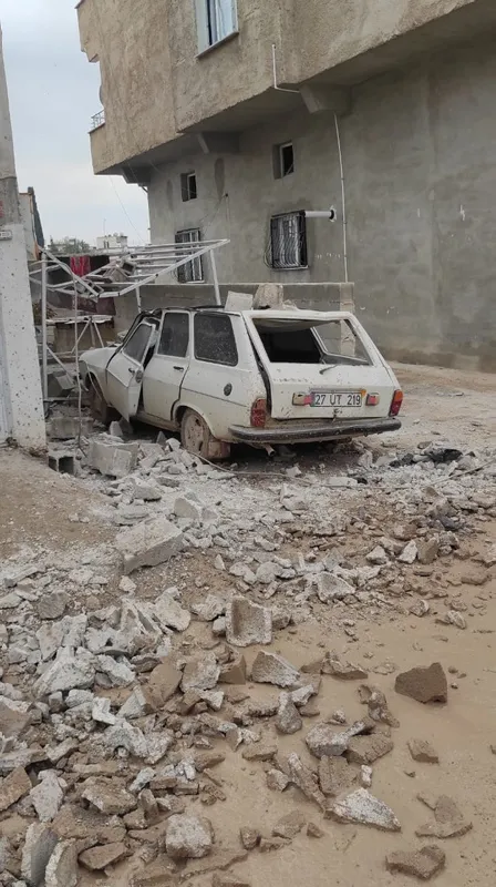 pkkypgden-karkamisa-saldiri-atilan-roket-lise-iki-ev-ile-bir-tira-isabet-etti-biri-cocuk-biri-ogretmen-3-kisi-1669026474275.jpg PKK/YPG'den Karkamış'a saldırı! Atılan roket lise, iki ev ile bir TIR'a isabet etti | Biri çocuk biri öğretmen 3 kişi şehit oldu - 9