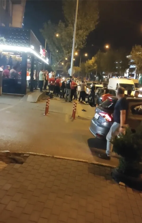 bursada-corbacida-yan-bakma-kavgasi-acimasizca-saldirdilar-1661155207282.jpg Bursa’da çorbacıda yan bakma kavgası! Acımasızca saldırdılar - 4