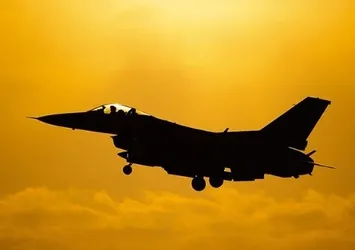 Tayvan'da F-16 uçağı eğitim uçuşunda denize düştü!