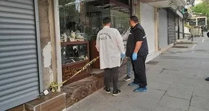 Duvarı delerek kuyumcuyu soydular!