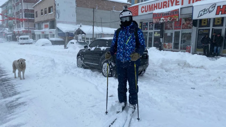 Kayak merkezi değil cadde! Görenler gözlerine inanamadı | Ardahan'da 55 yılın rekoru kırıldı