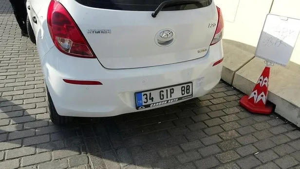 Kapkaççılar Beşiktaş'ta suçüstü yakalandı! Plakayı boyayıp kaçmaya çalıştılar - 1