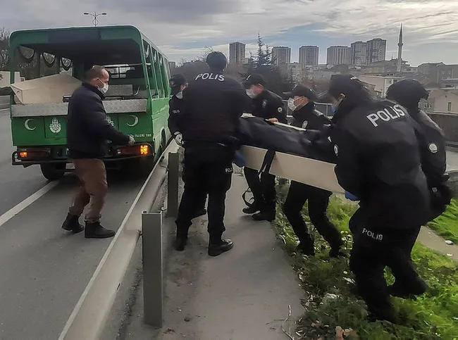 İstanbul’da boş arazide erkek cesedi bulundu! - 1