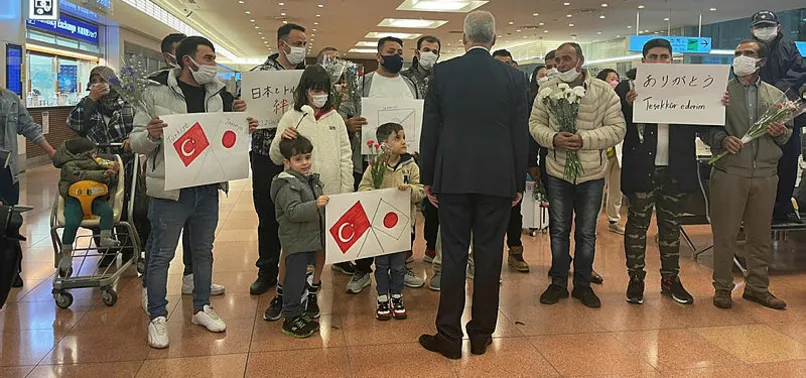 Japonya'da yaşayan Türkler deprem bölgesinden dönen Japon arama kurtarma ekibini alkışlarla karşıladı