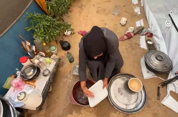 gazzeli-cercaviden-insanliga-azim-dersi-gazzenin-yoklukta-nasil-var-oldugunu-anlatti-1763286067165.jpg Gazzeli Beraa el-Cercavi (18), Gazze'de yokluktan nasıl var olduklarını anlattı. (AA)