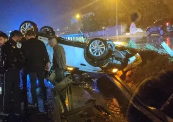 Edirne'de virajı alamayan otomobil bariyerlere çarptı: 3 yaralı