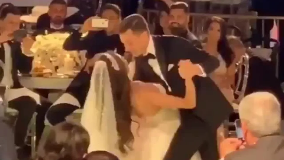 Mesut Özil ve Amine Gülşe çiftinden ilk dans... | Video