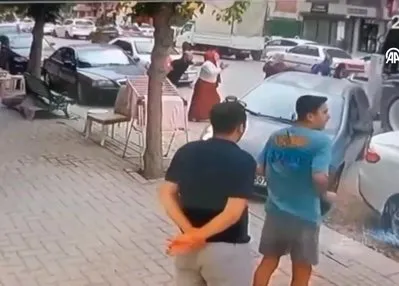İş makinesi 5 araca ve 2 kişiye çarptı