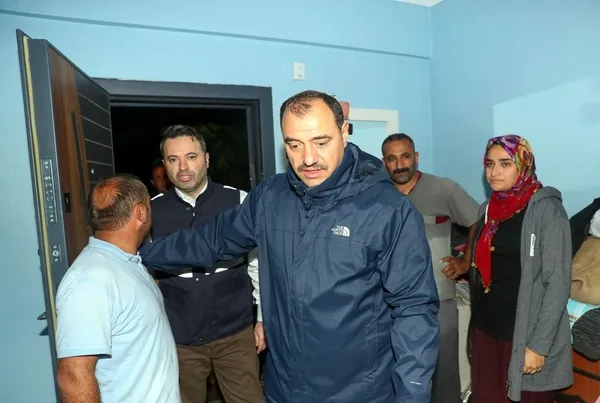sakaryada-evini-su-basan-yasli-kadinin-sozleri-yurekleri-fethetti-1656510640192.jpg Sakarya’da evini su basan yaşlı kadının sözleri yürekleri fethetti - 4
