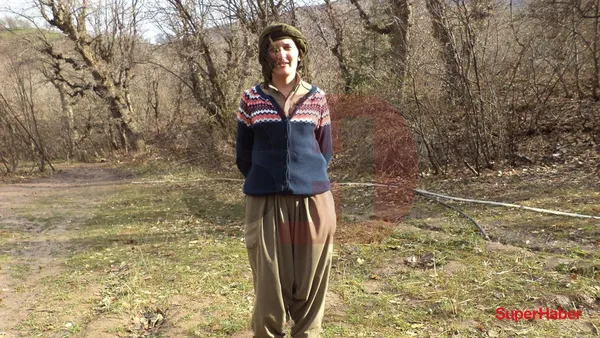 HDP’li Semra Güzel terör kampında! Yeni fotoğraf: Teröristlerle futbol oynamış! - 1