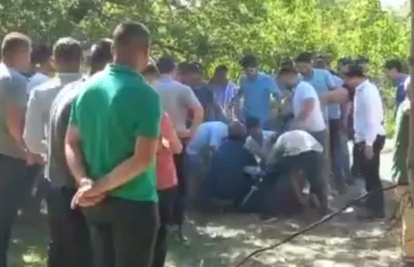 elazigda-senlik-yasa-dondu-halay-cekerken-oldugu-anlar-kamerada-1657655580112.jpg Elazığ’da şenlik yasa döndü! Halay çekerken öldüğü anlar kamerada - 1