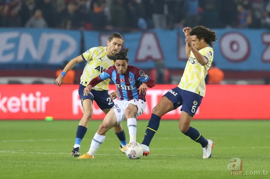Trabzonspor-Fenerbahçe maçında tribünde Trabzon vurgulu koreografi: "Vatan bölünmez tektir" 16