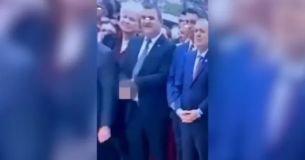 19 Mayıs töreninde skandal olay! CHP’li başkan el hareketi çekti
