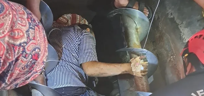 Ölümden böyle döndü! Yem karma makinesine düşen işçiyi itfaiye kurtardı