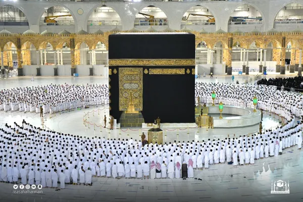 1634474266836.jpg Mescid-i Haram'da sosyal mesafesiz sabah namazı kılındı! - 1