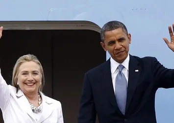Obama ilk kez Clinton'ın seçim mitingine katıldı