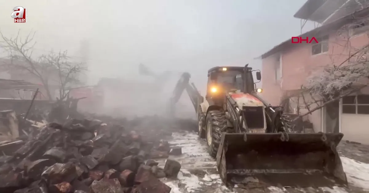 İki ev yangında, kullanılmaz hale geldi