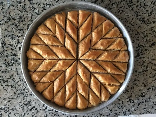 bayram-sofralarin-vazgecilmez-ikramligi-ev-baklavasi-kiyir-kiyir-ev-baklavasi-tarifi-tarifinin-dogru-recetesi-1712658133246.jpeg Bayram Sofraların Vazgeçilmez İkramlığı Ev Baklavası: Kıyır kıyır ev baklavası tarifi tarifinin doğru reçetesi - 1