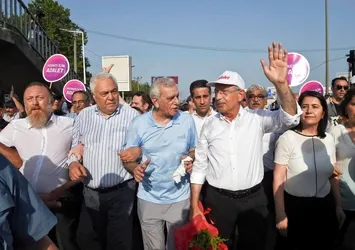 "Askerimize kurşun sıkanlarla yürüdün"