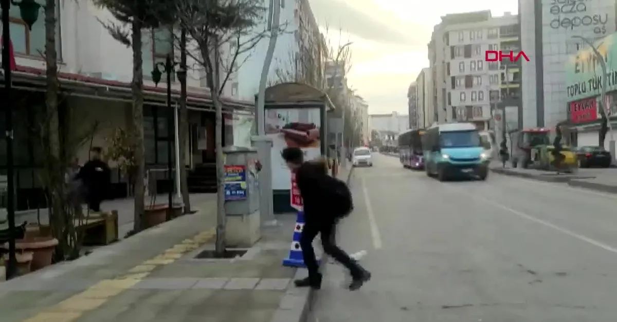 İran'ın Türkiye sınırında 5,6 büyüklüğünde deprem! Van ve çevresinde de hissedildi | SON DEPREMLER