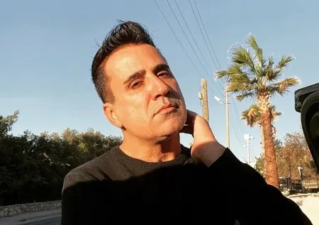 Yeşilçam’ın sevilen yüzü Emrah’ın çocukları ilgi odağı oldu! Emrah Erdoğan herkesten sır gibi saklıyordu, oğluyla benzerliğini gören şaştı kaldı