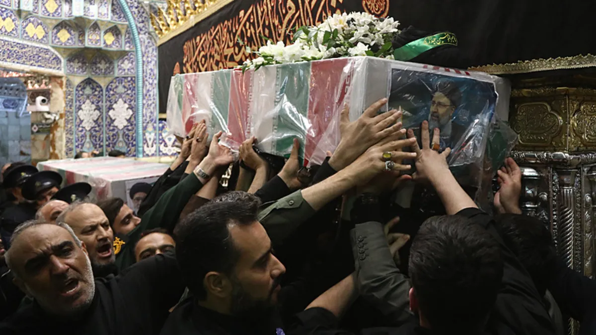 İran Cumhurbaşkanı Reisi'ye son veda! Ağıtlar yakarak gözyaşlarına boğuldular! Cevdet Yılmaz ve Hakan Fidan törene katıldı...