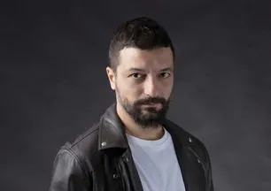 Şarkıcı Mehmet Erdem babasına veda etti! Hamile eşi yalnız bırakmadı