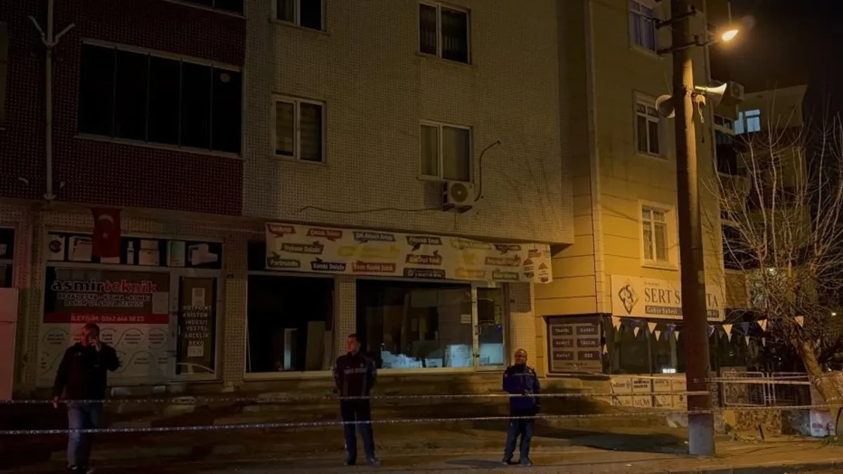 Kocaeli'de 5 katlı apartmanın girişinde çökme! 22 daire tahliye edildi