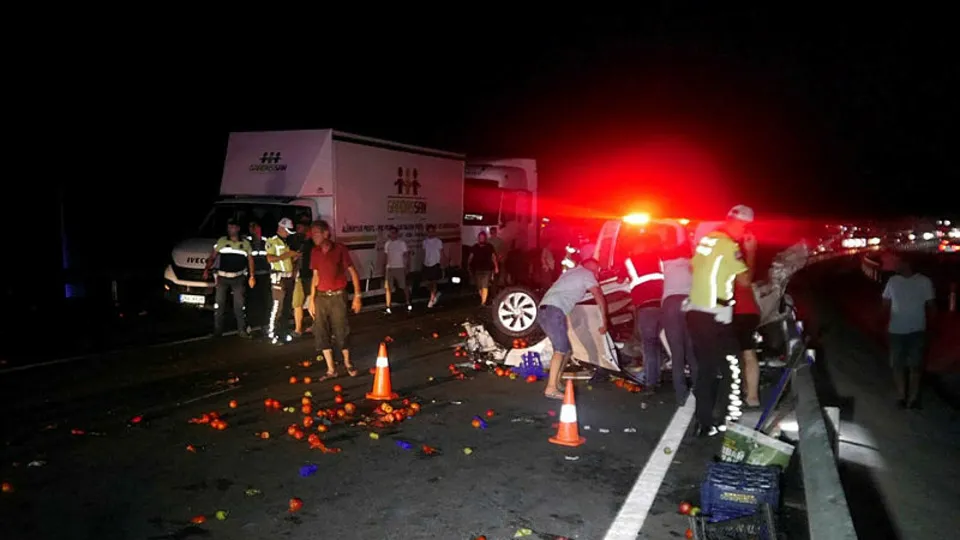 Çanakkale-İzmir kara yolunda feci kaza! Domates yüklü kamyonun freni patladı: 1 ölü 5 yaralı