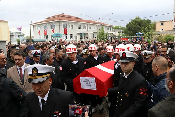 baskan-recep-tayyip-erdogandan-sehit-talha-bahadirin-babasina-taziye-telefonu-1651939916487.jpg Başkan Recep Tayyip Erdoğan'dan şehit Talha Bahadır'ın babasına taziye telefonu - 4