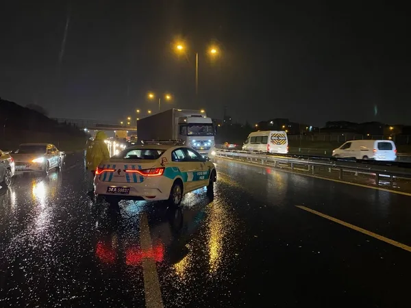 tem-otoyolunda-kaza-kamyon-onundeki-otomobile-carpti-yarali-var-1641966616073.jpg TEM Otoyolu’nda kaza! Kamyon önündeki otomobile çarptı: Yaralı var - 1